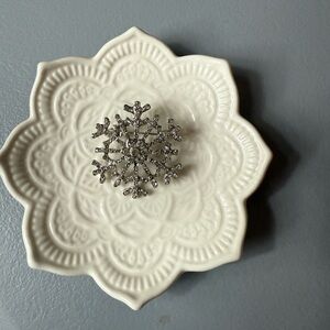 Women’s Christmas Snowflake Brooch Christmas Snowflake Fashion Pin Gift Holiday